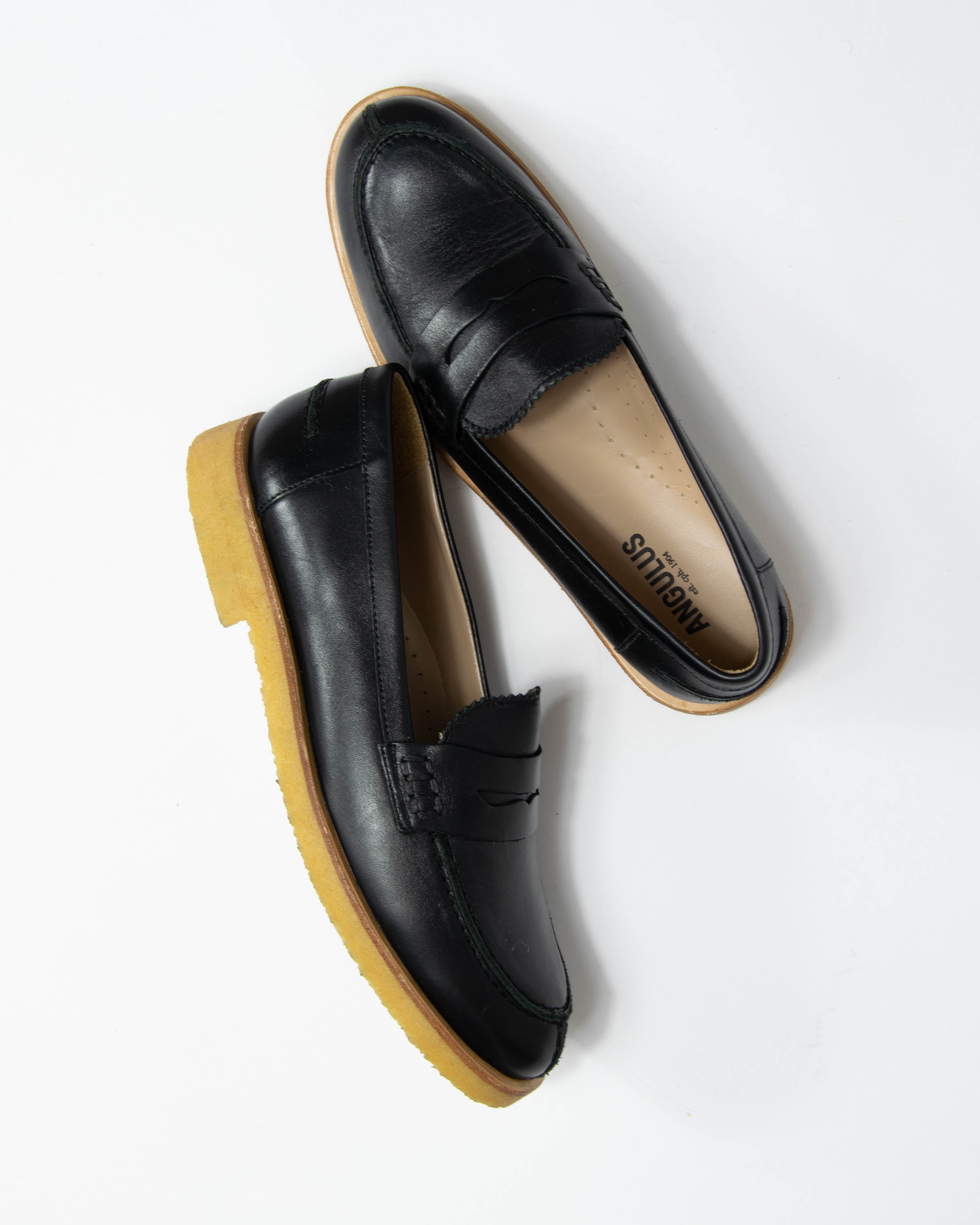 Czarne skórzane loafersy ANGULUS - 38