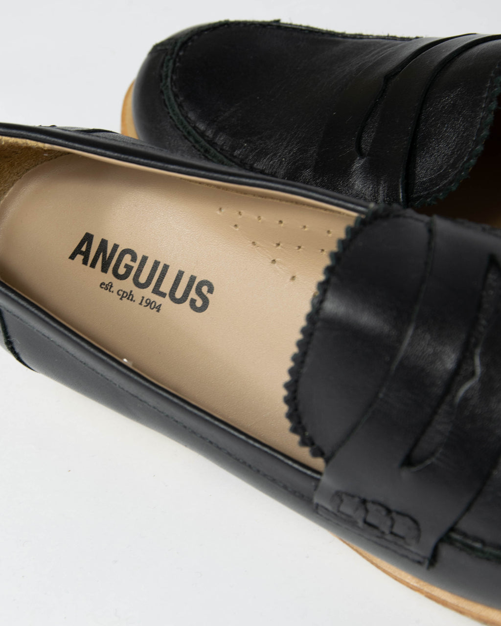Czarne skórzane loafersy ANGULUS - 38