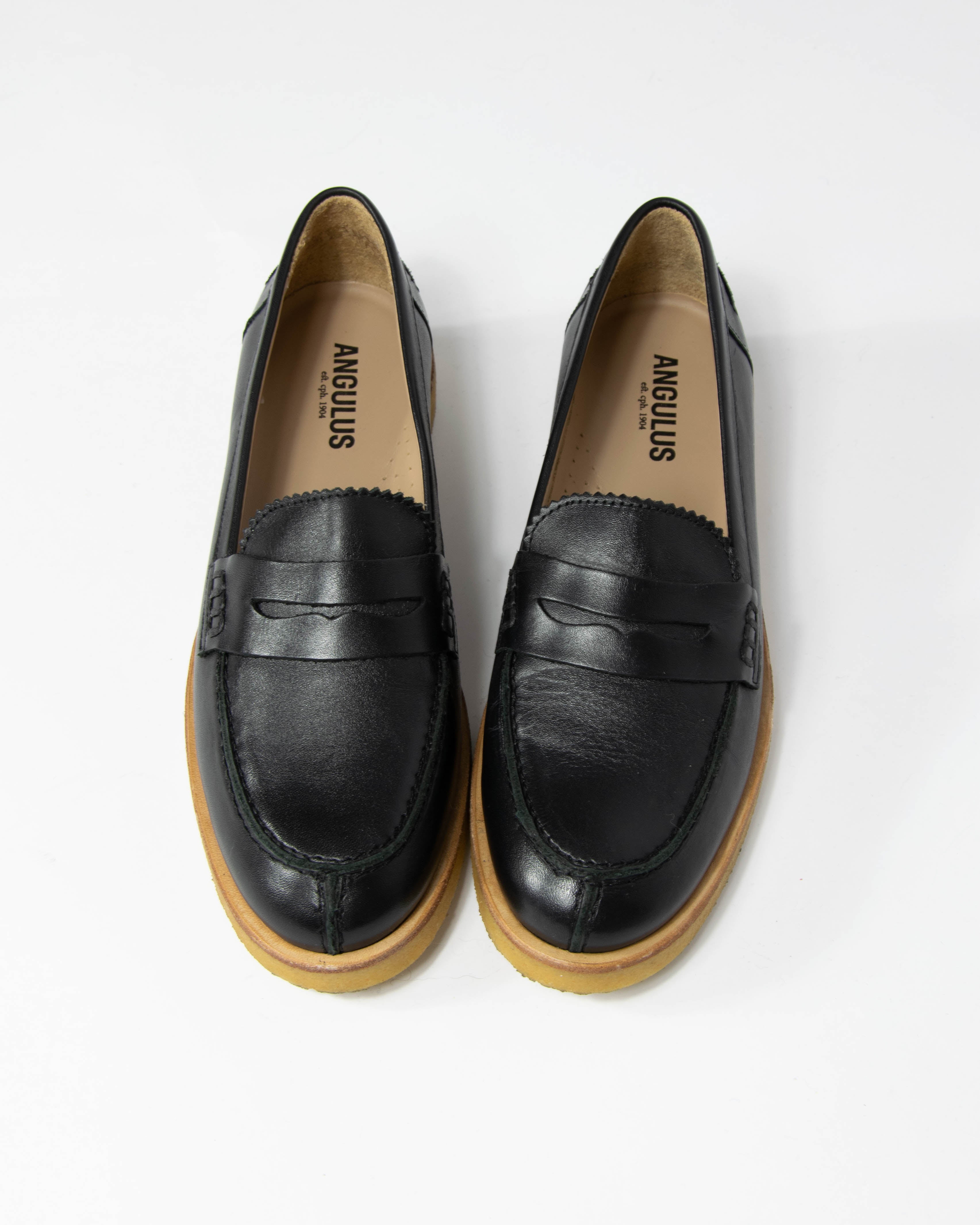 Czarne skórzane loafersy ANGULUS - 38