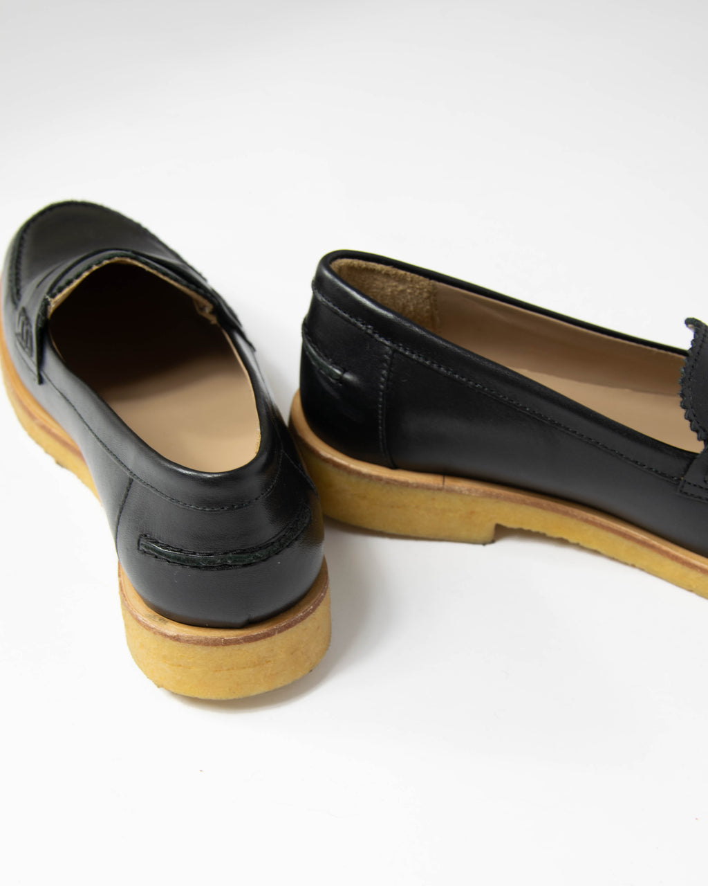 Czarne skórzane loafersy ANGULUS - 38