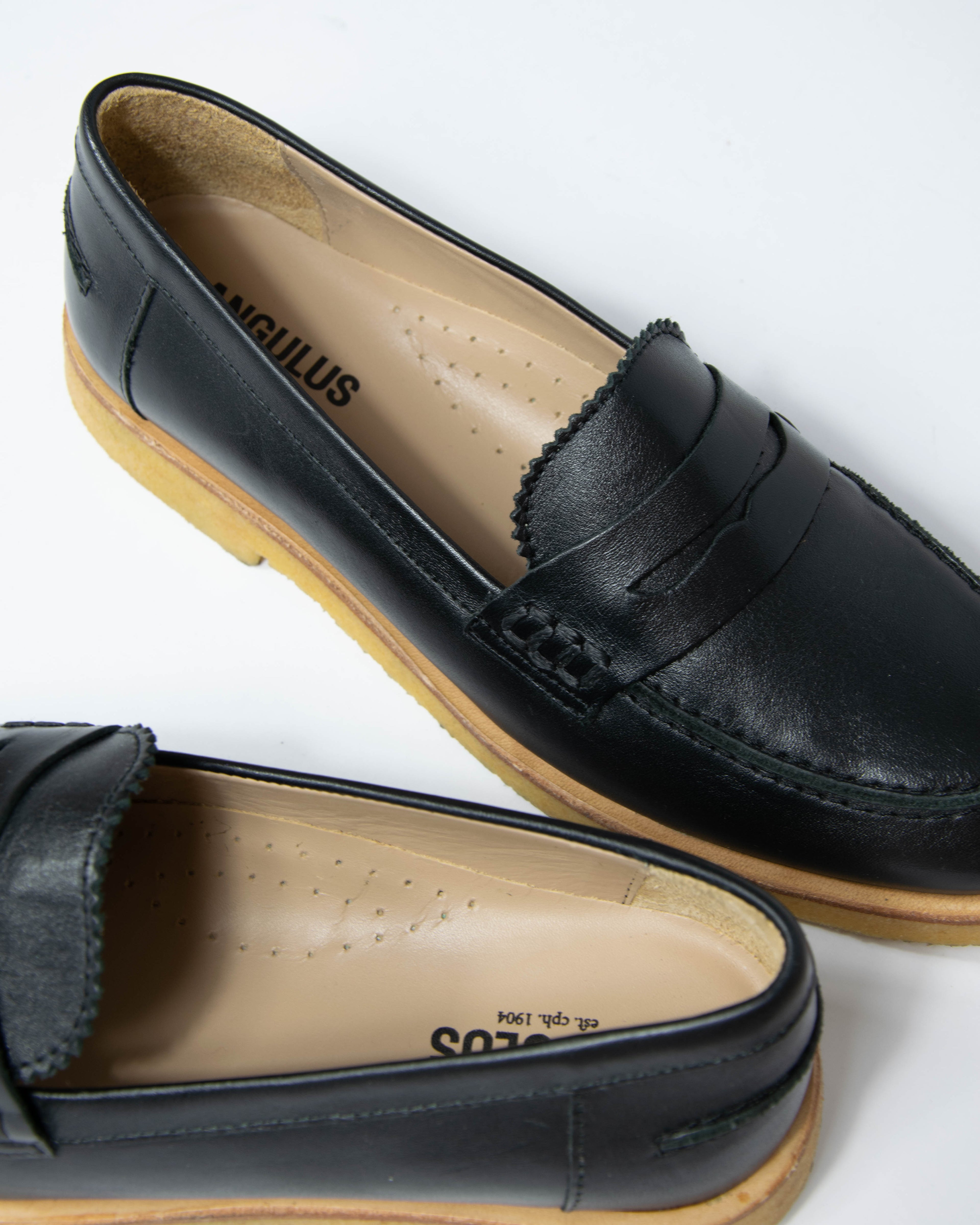 Czarne skórzane loafersy ANGULUS - 38