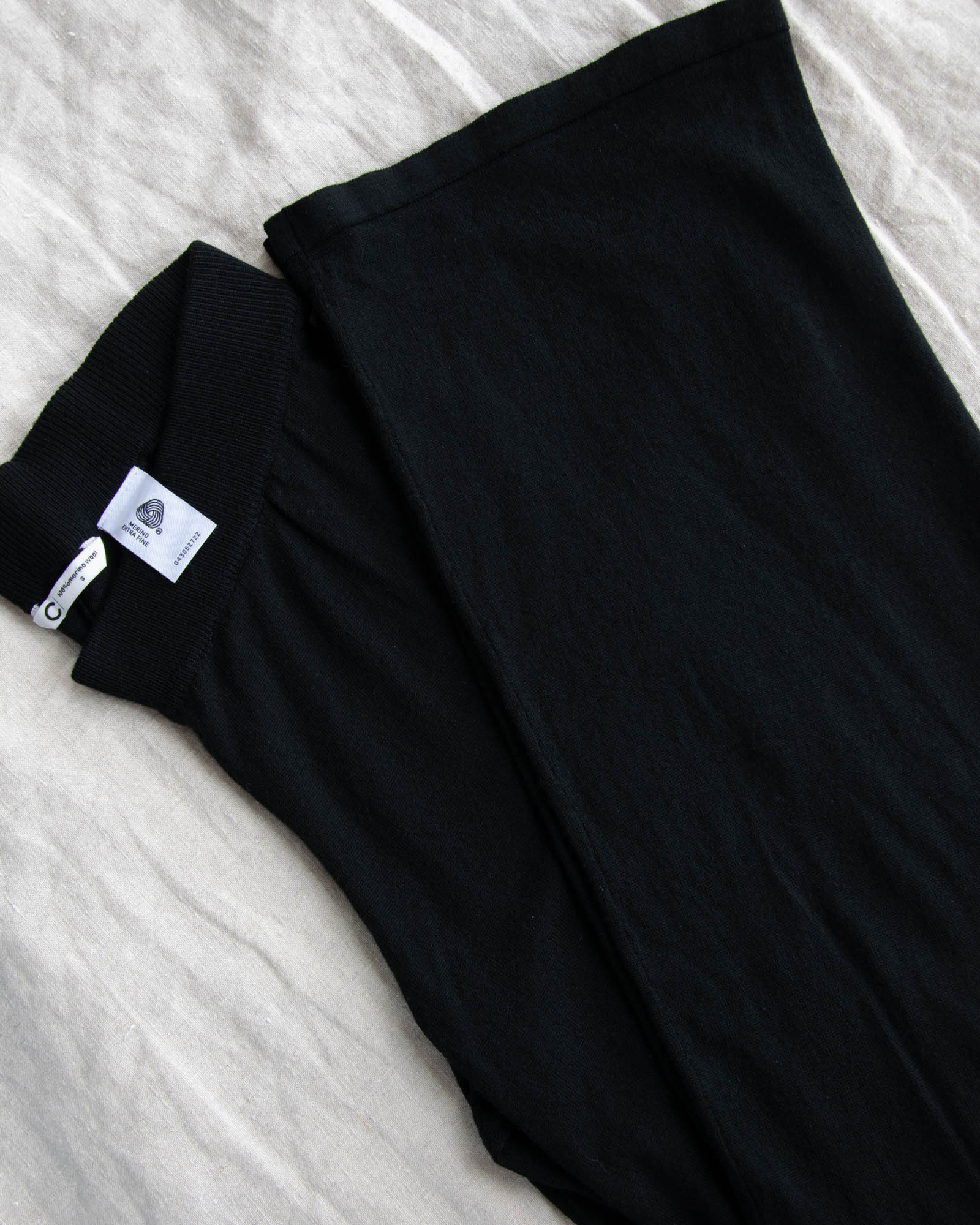 Czarne wełniane (merino extra fine) spodnie Cubus