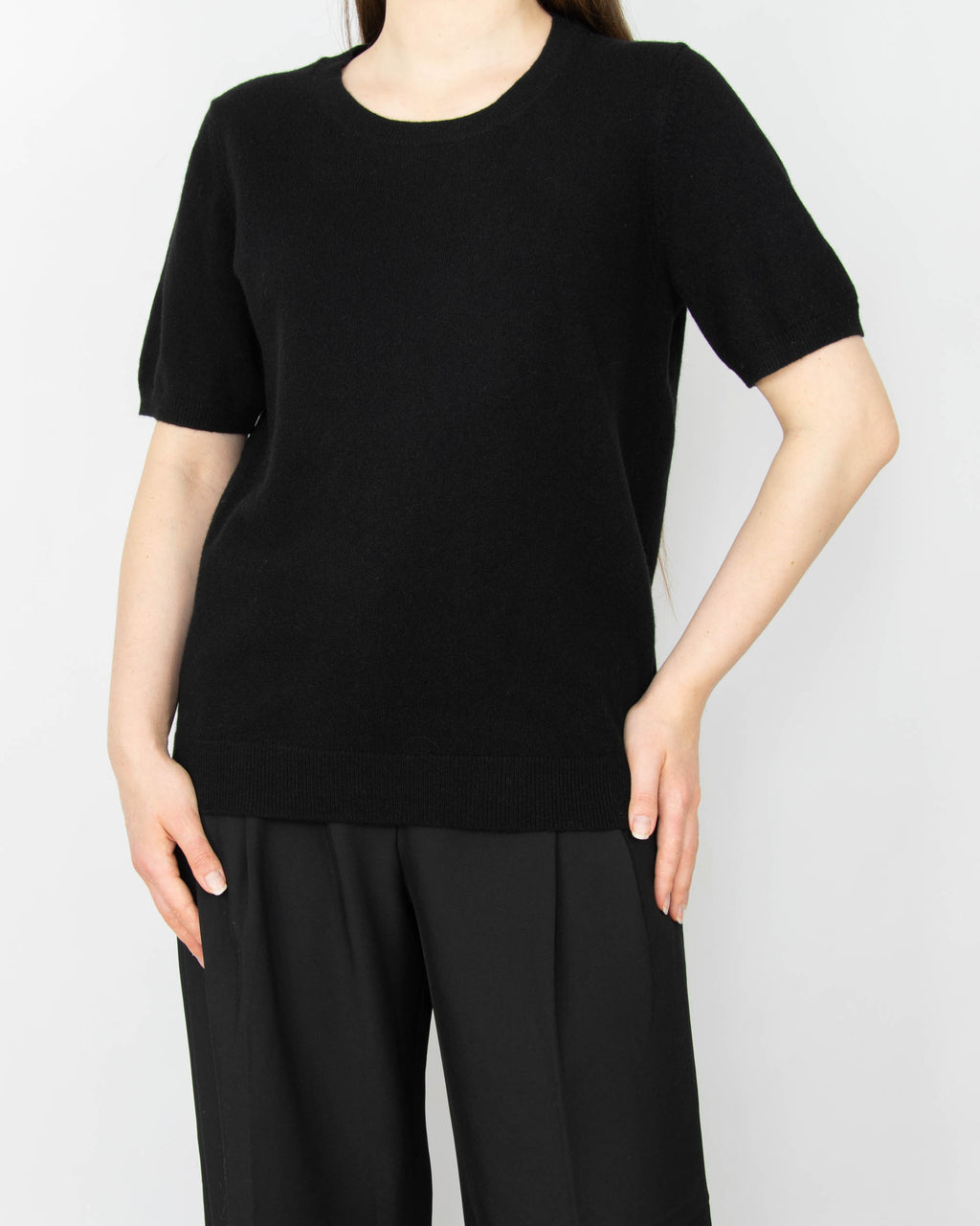 Czarny kaszmirowy sweter z krótkim rękawem marki Uniqlo