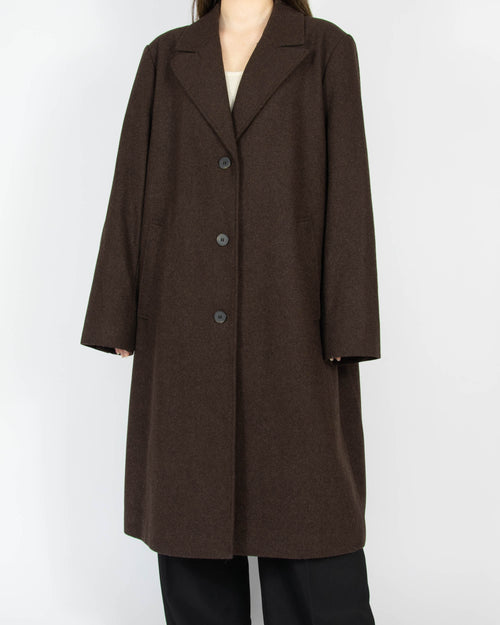 Pięknie skrojony czekoladowy wełniany płaszcz marki SELECTED FEMME.