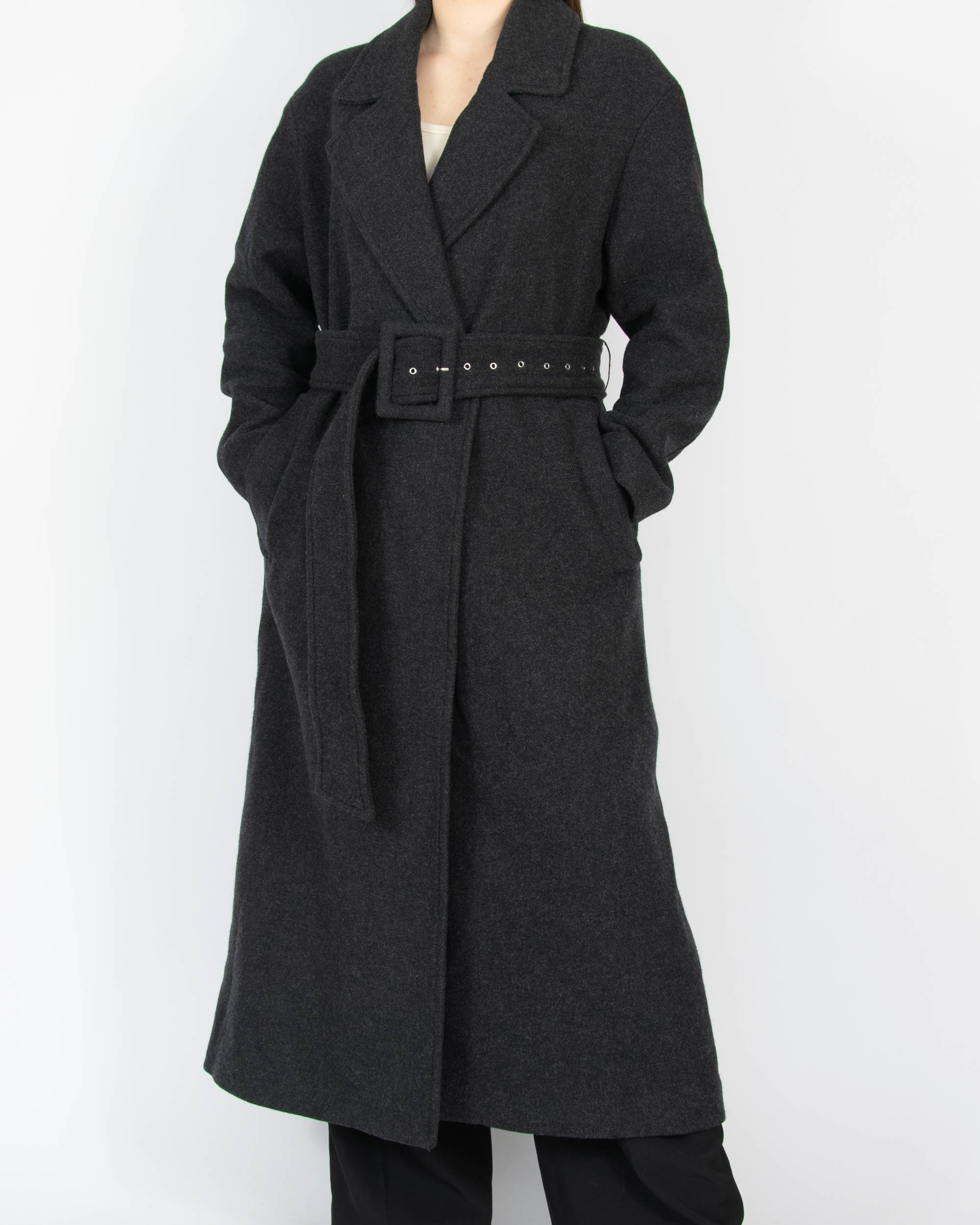 Grafitowy płaszcz z paskiem marki Zara. Tkanina pochodzi od włoskiego producenta premium MANTECO.&nbsp;