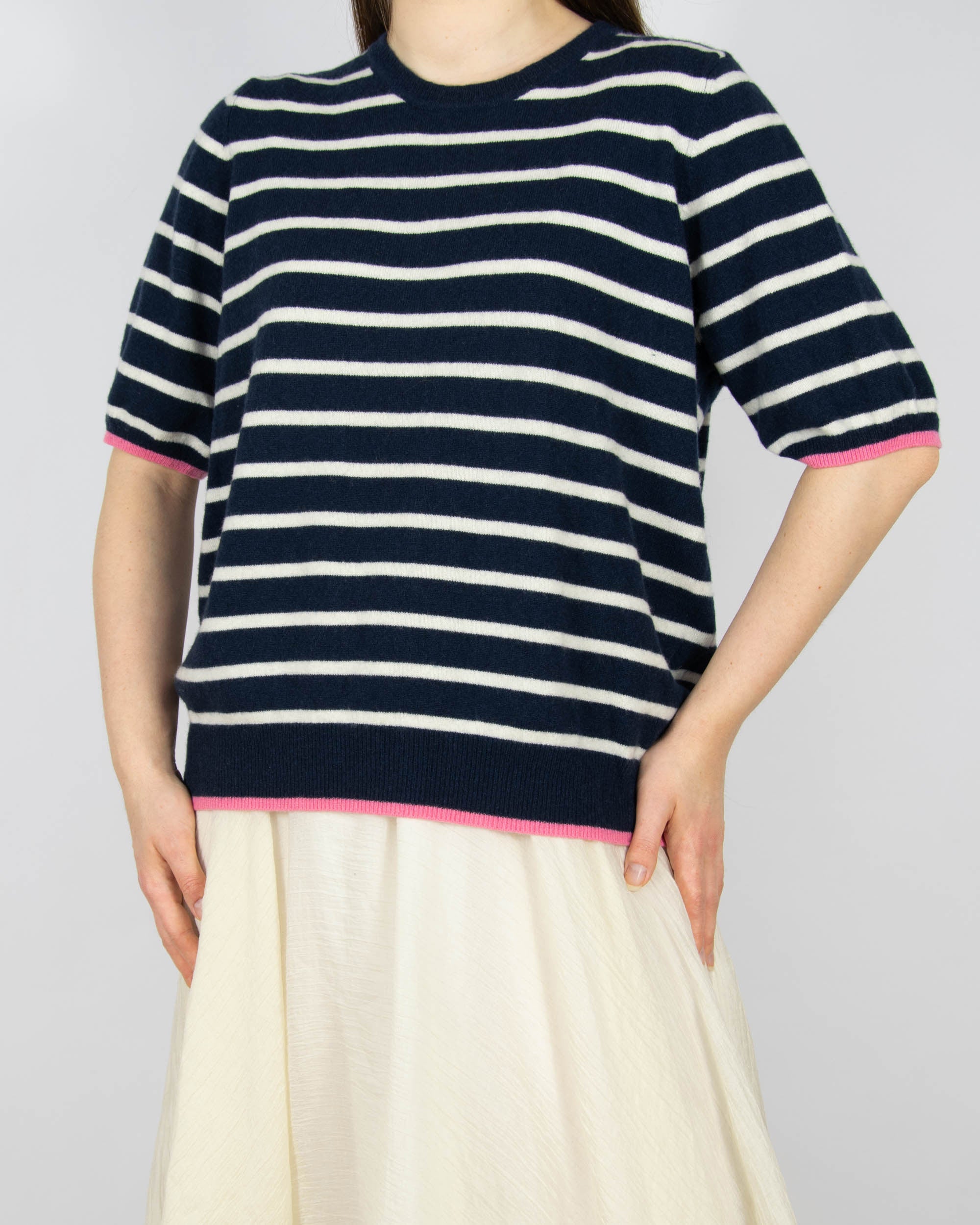 Granatowo biały kaszmirowy sweter w paski marki Autograph, która jest linią premium marki Marks &amp; Spencer.