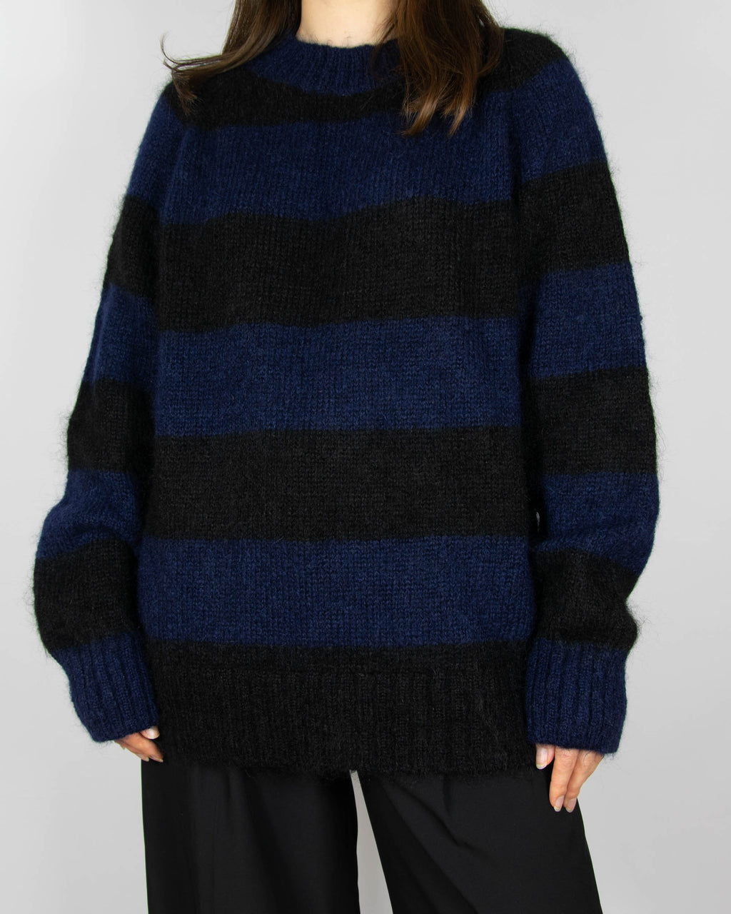 Granatowo czarny (moher + wełna) sweter w paski marki COS