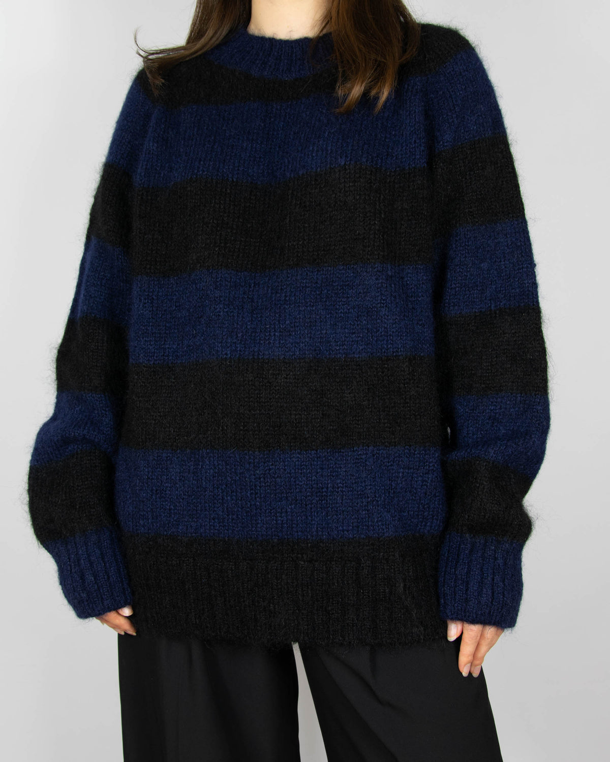 Granatowo czarny (moher + wełna) sweter w paski marki COS
