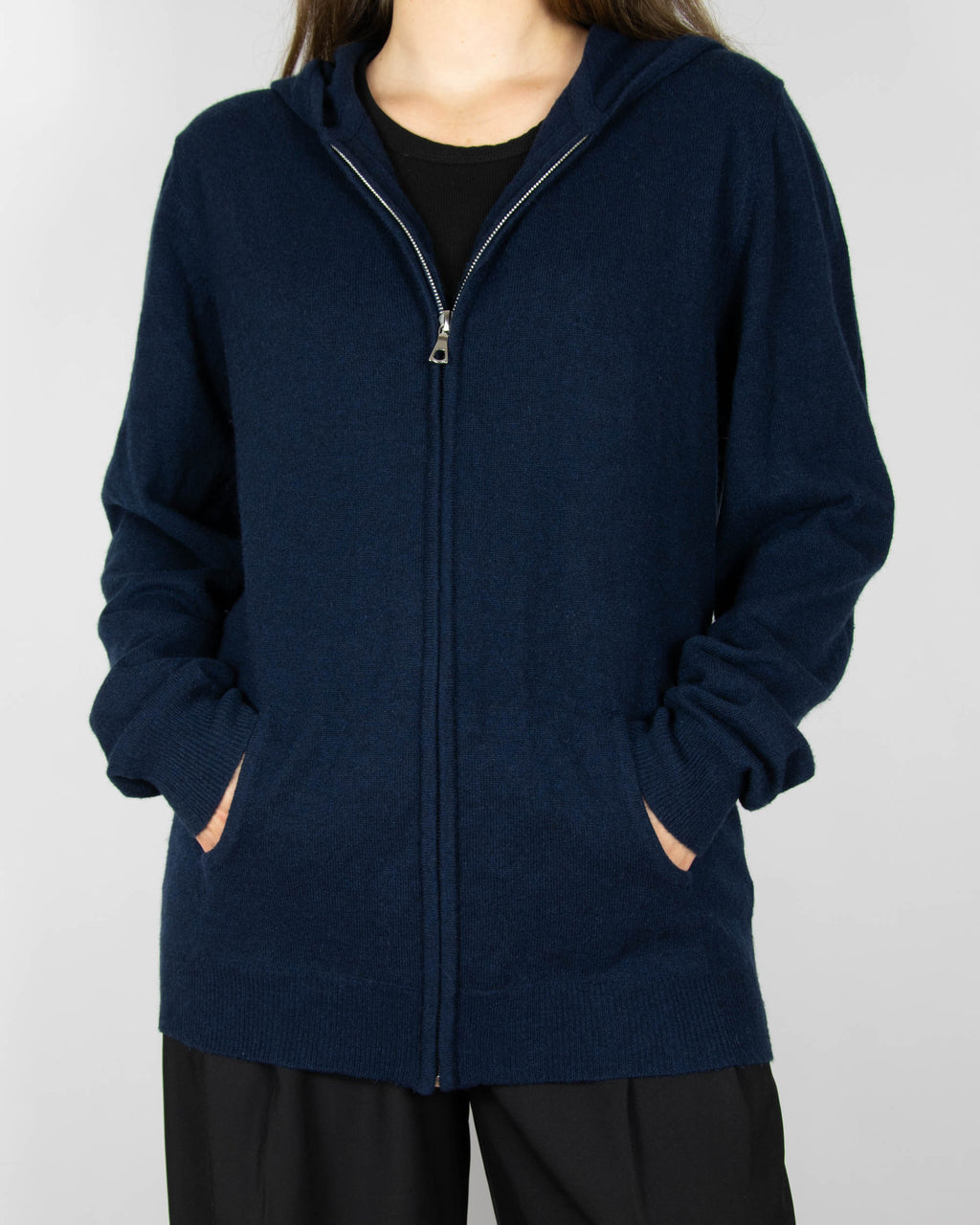 Granatowa kaszmirowa rozpinana bluza z kapturem marki WILD WOOL