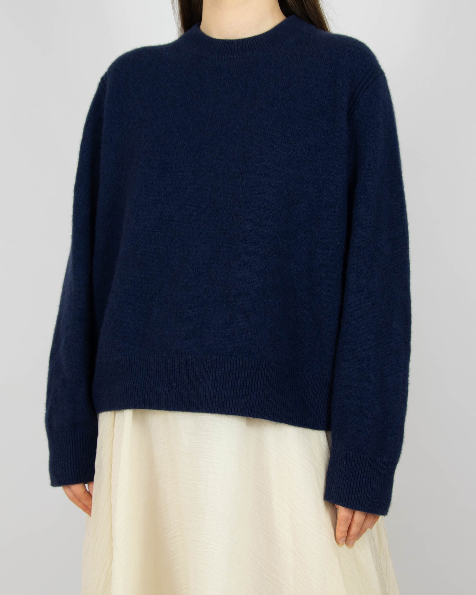 Granatowy kaszmirowy sweter COS