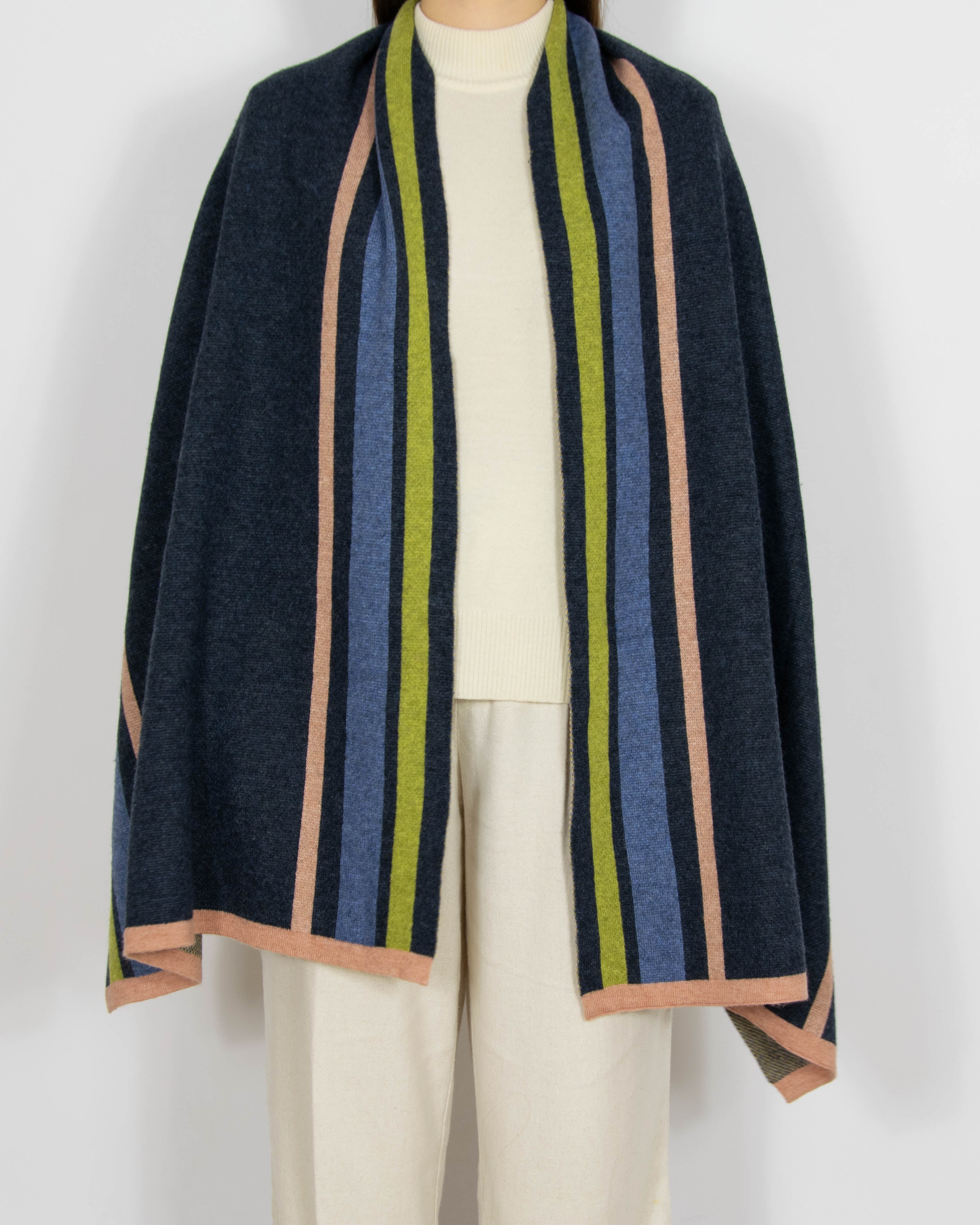 Nowy granatowy (wełna + wiskoza) szal White Stuf