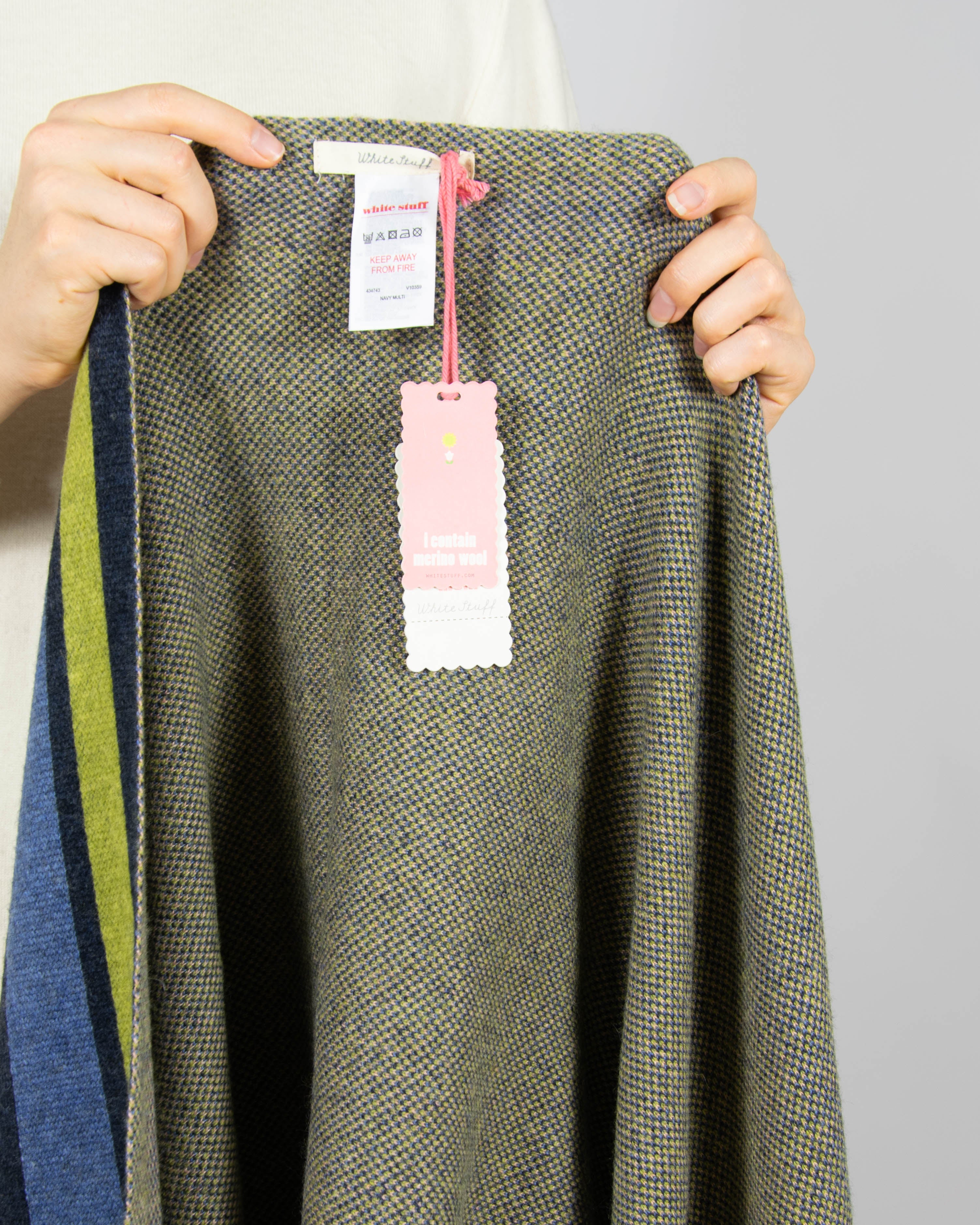 Nowy granatowy (wełna + wiskoza) szal White Stuf