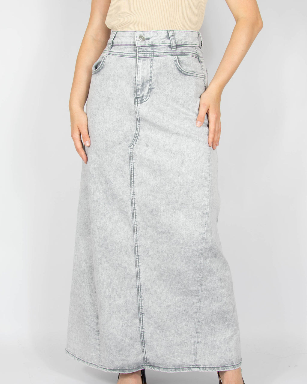 Szara jeansowa spódnica maxi marki Lollys Laundry Copenhagen