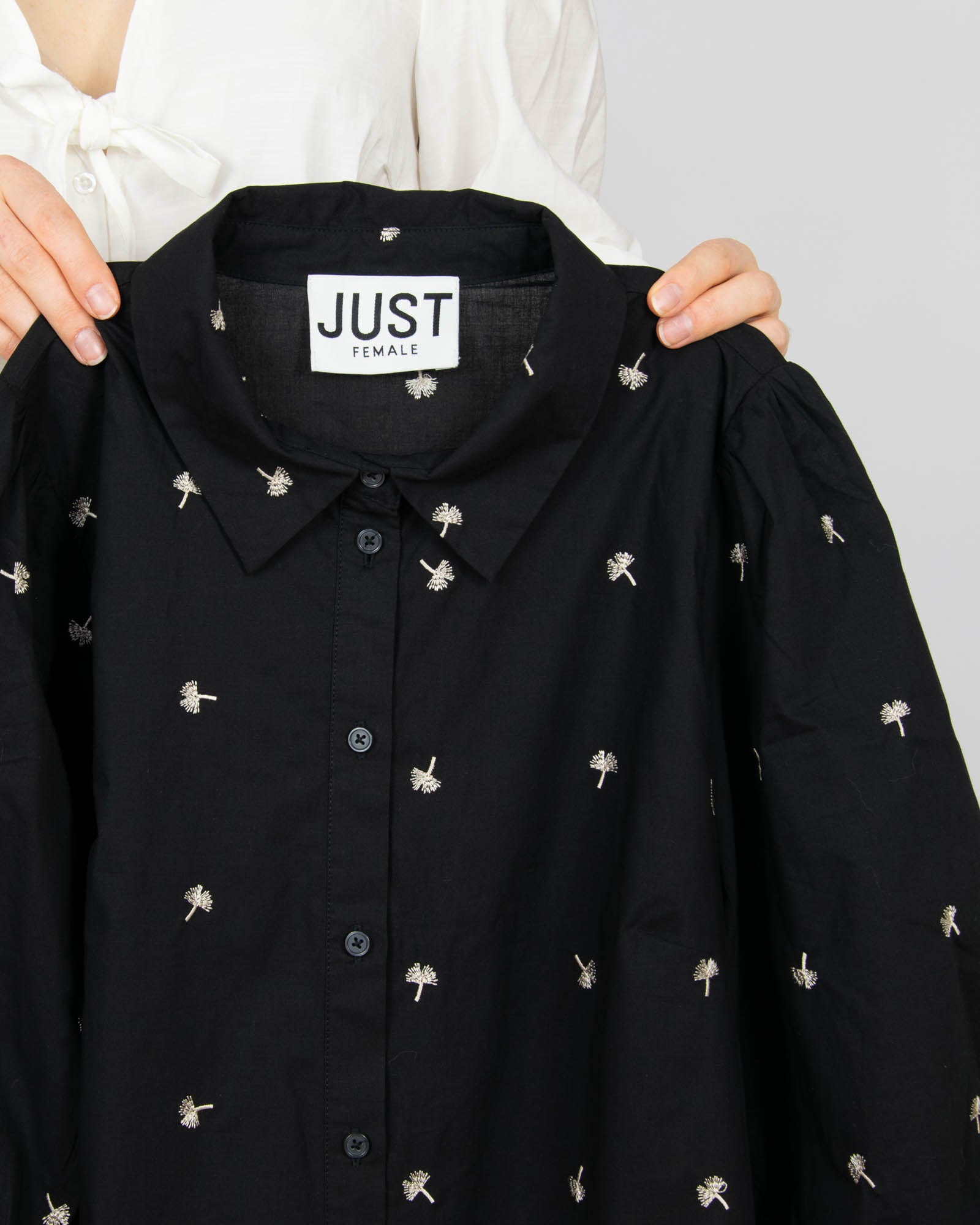 Czarna bawełniana (organic) sukienka koszulowa w haftowane dmuchawce - S