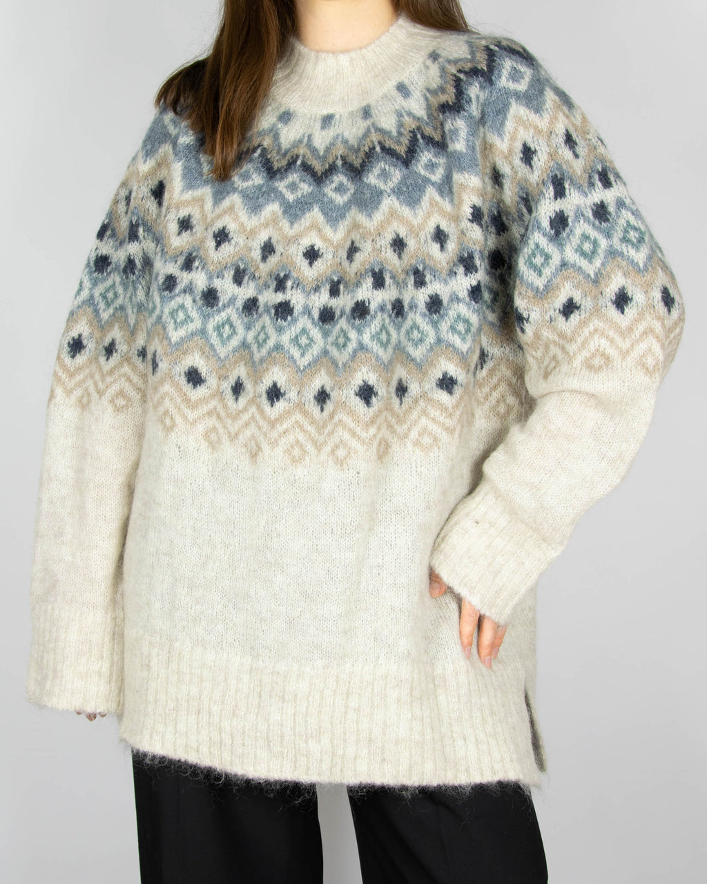 Kremowo niebieski (moher + wełna) puszysty sweter w kultowym wzorze Fair Isle marki Newbie