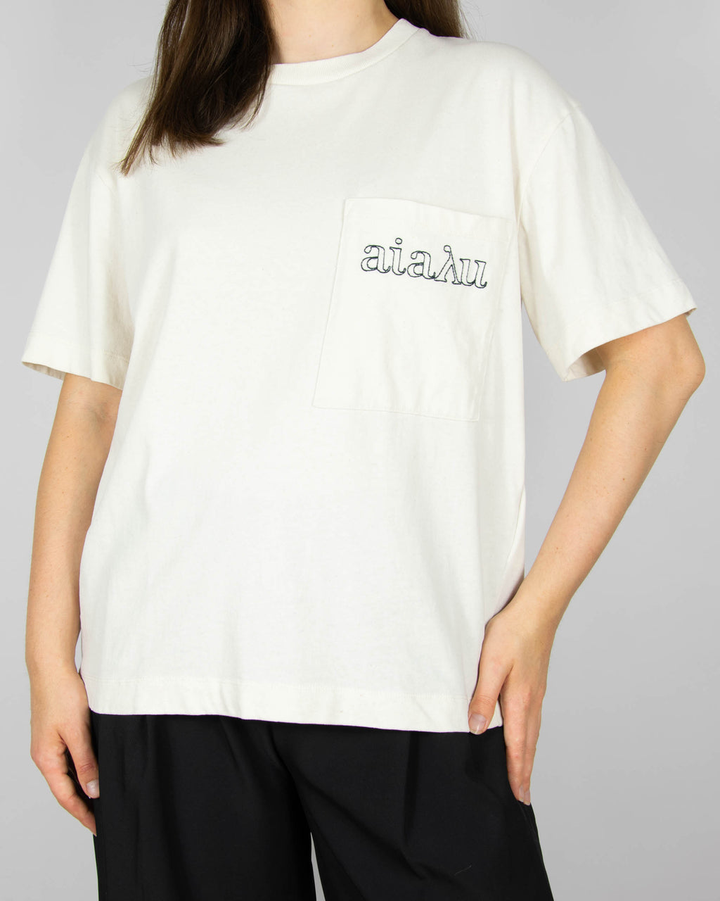 Kremowy bawełniany T shirt z kieszonką duńskiej marki premium Aiayu