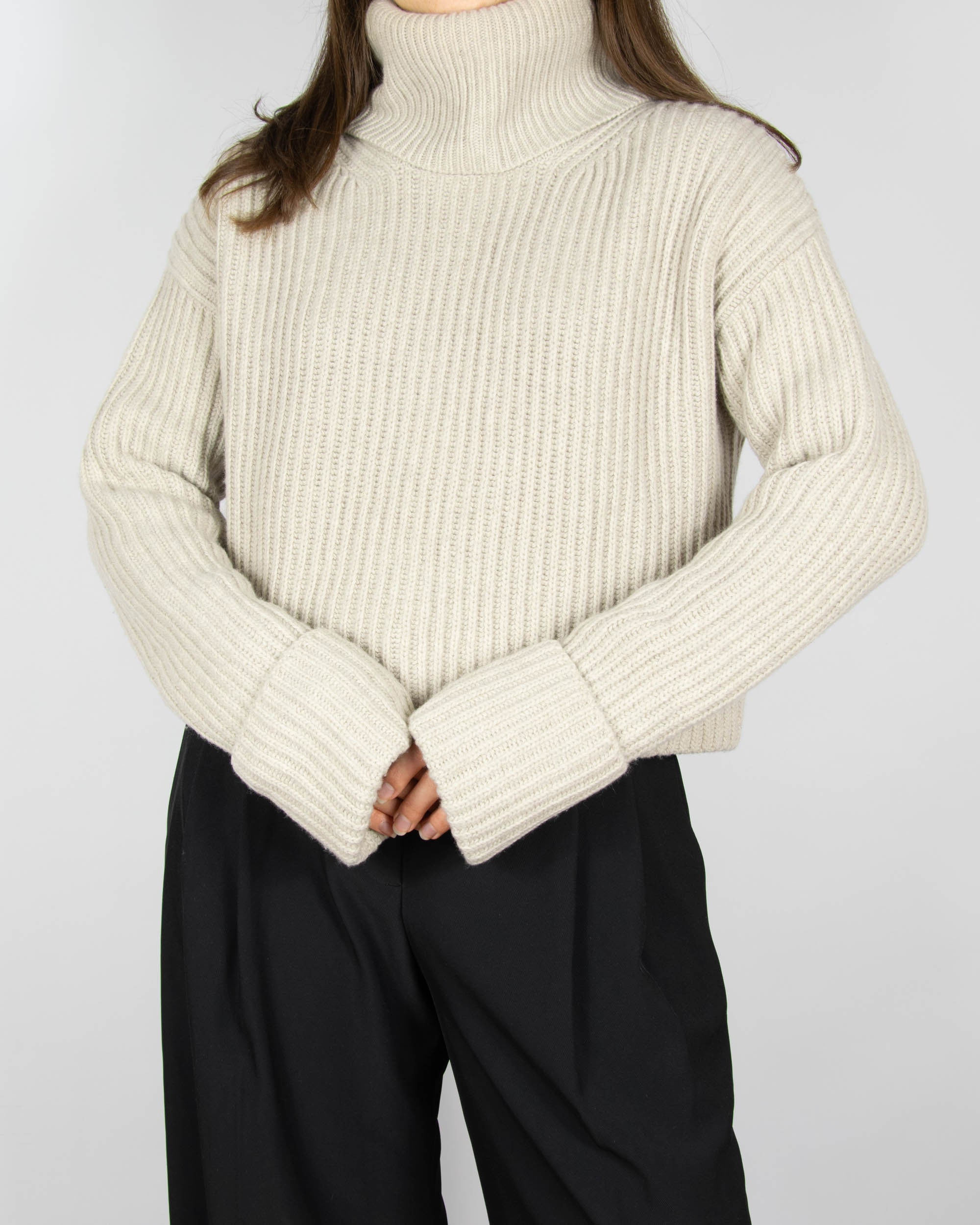 Kremowy (wełna + kaszmir) sweter z golfem marki H&amp;M Premium
