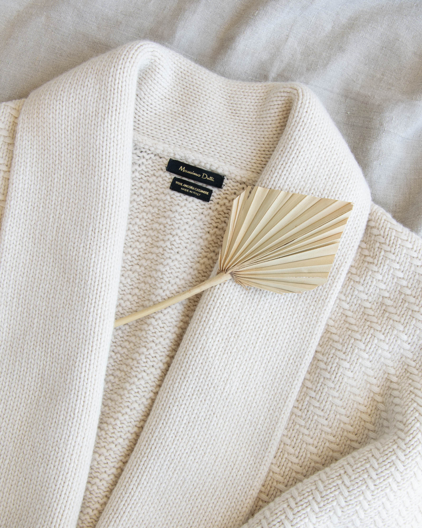 Śmietankowe wełniane ponczo Massimo Dutti - M
