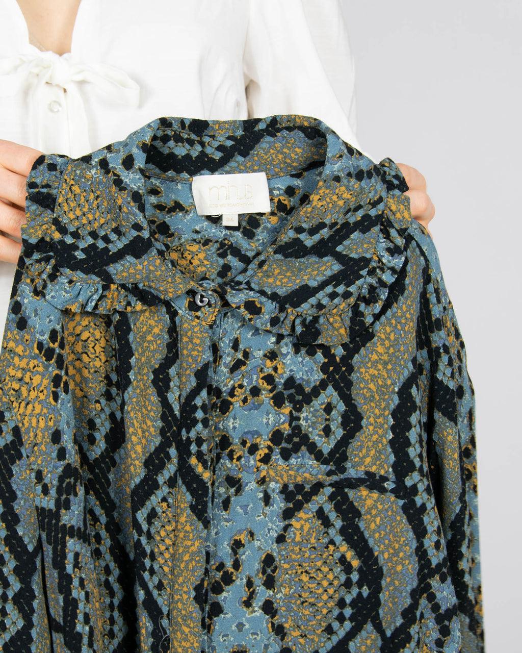 Niebiesko czarna wiskozowa koszula w wężowy print - S