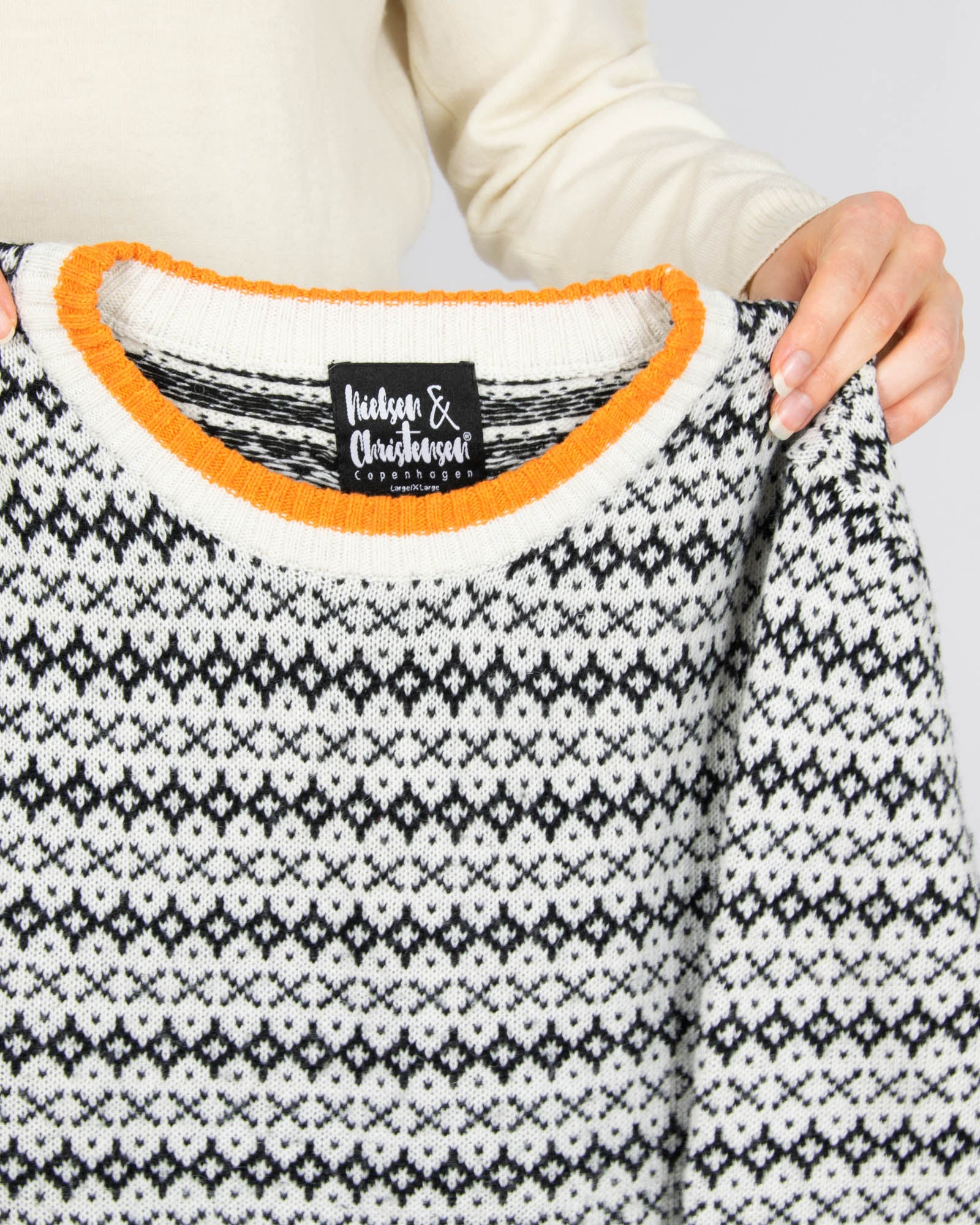 Czarno biały wełniany sweter norweski - L/XL