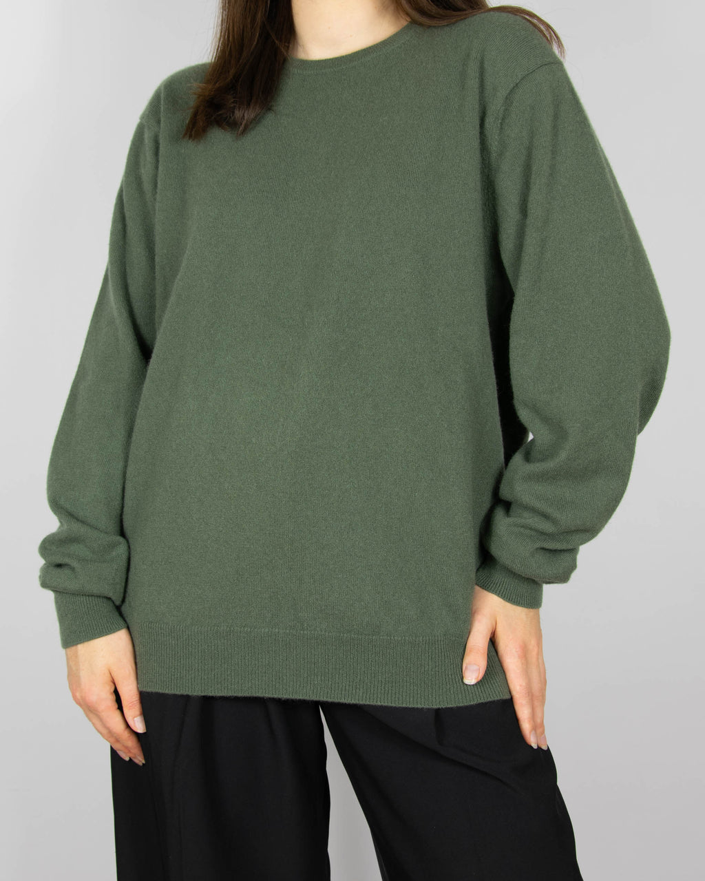 Oliwkowy kaszmirowy sweter skandynawskiej marki premium Gerts Oslo Cashmere