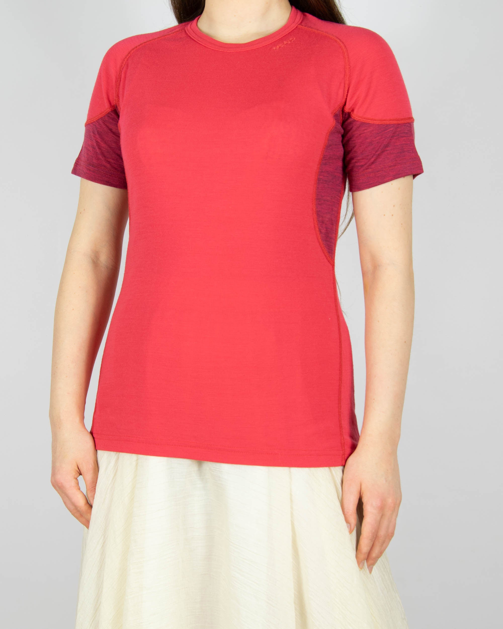 Różowa wełniana (merino) koszulka termiczna norweskiej marki DEVOLD