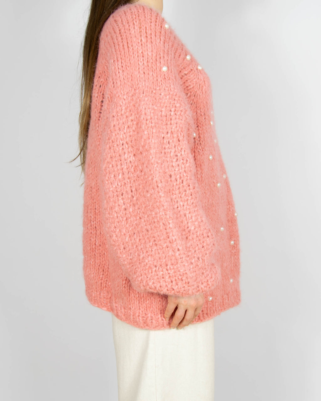 Pastelowy rózowy wełniany (alpaka) sweter z perełkami Handmade