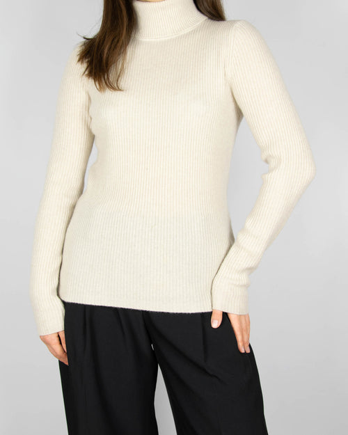 Kremowy prążkowany kaszmirowy sweter z golfem marki State Cashmere