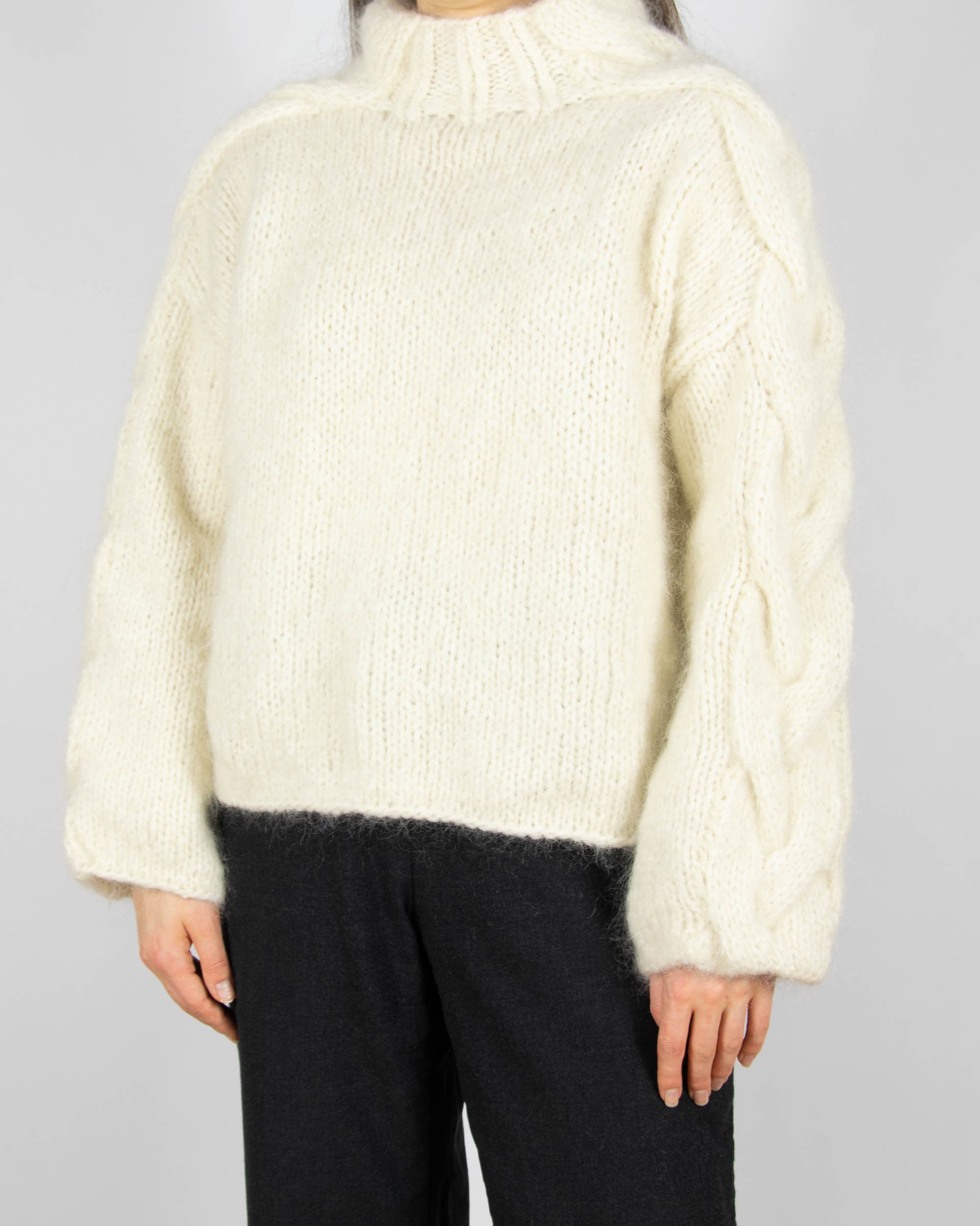 Śmietankowy gruby ręcznie robiony sweter z golfem z naturalnej włóczki