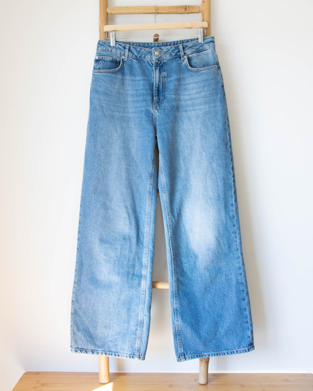 Niebieskie jeansy z wysokim stanem i szeroką nogawką norweskiej designerskiej marki Holzweiler