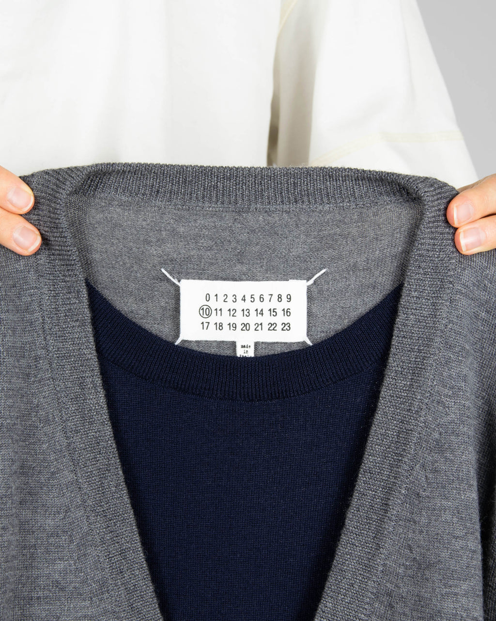 Szaro granatowy wełniany kardigan luksusowej marki Maison Margiela label