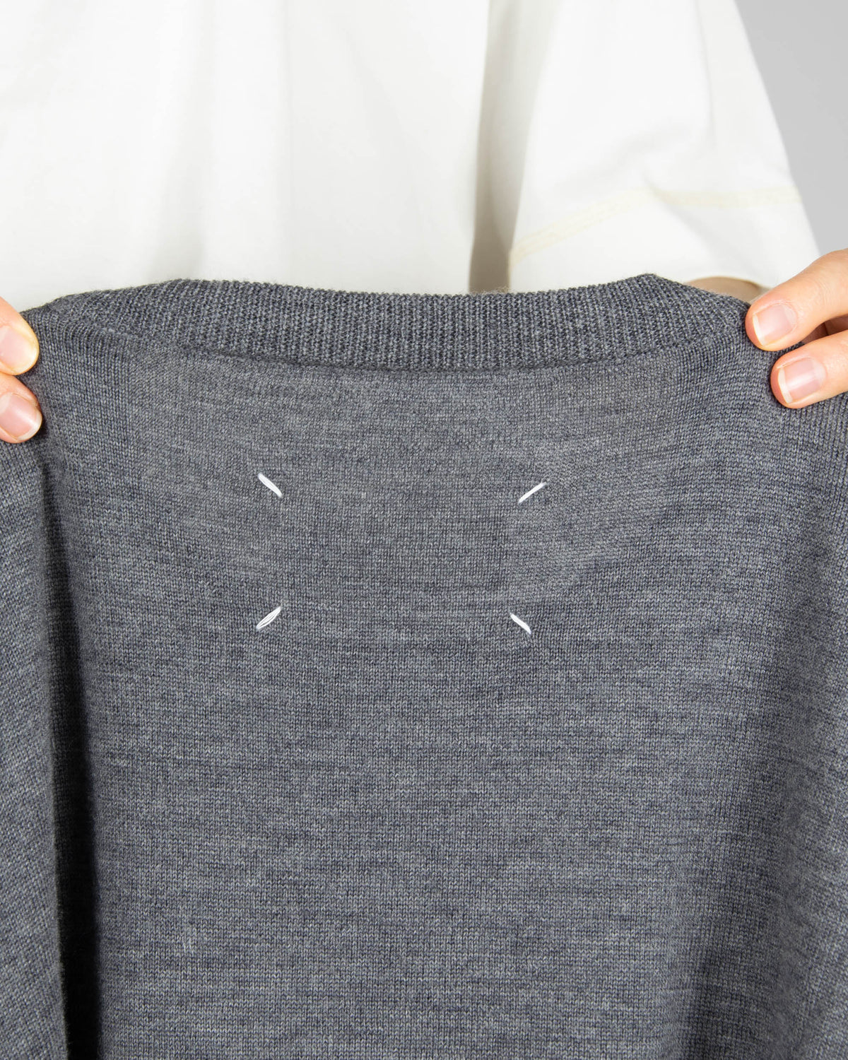 Szaro granatowy wełniany kardigan luksusowej marki Maison Margiela (back)