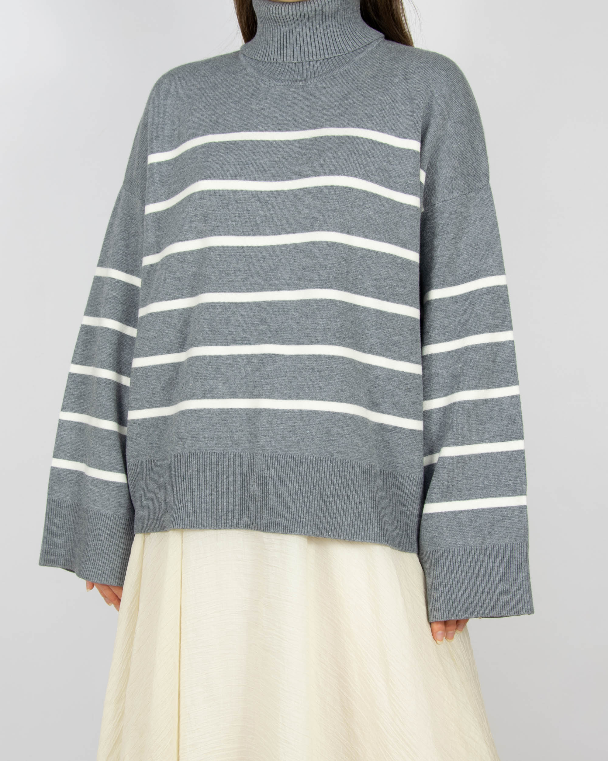 Szary sweter z golfem w białe paski skandynawskiej marki SELECTED FEMME.