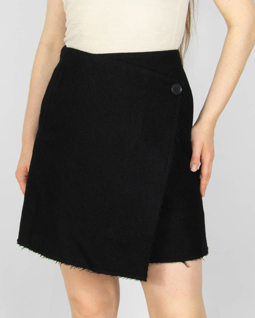 Czarna wełniana asymetryczna spódniczka marki premium By Malene Birger.