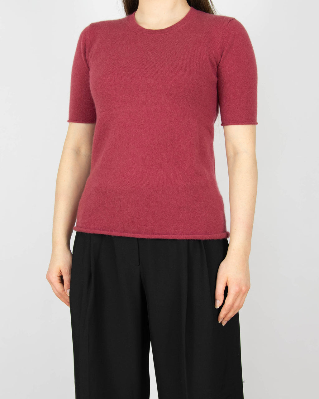 Wiśniowy kaszmirowy sweter z krótkim rękawem skandynawskiej marki premium Gerts Oslo Cashmere