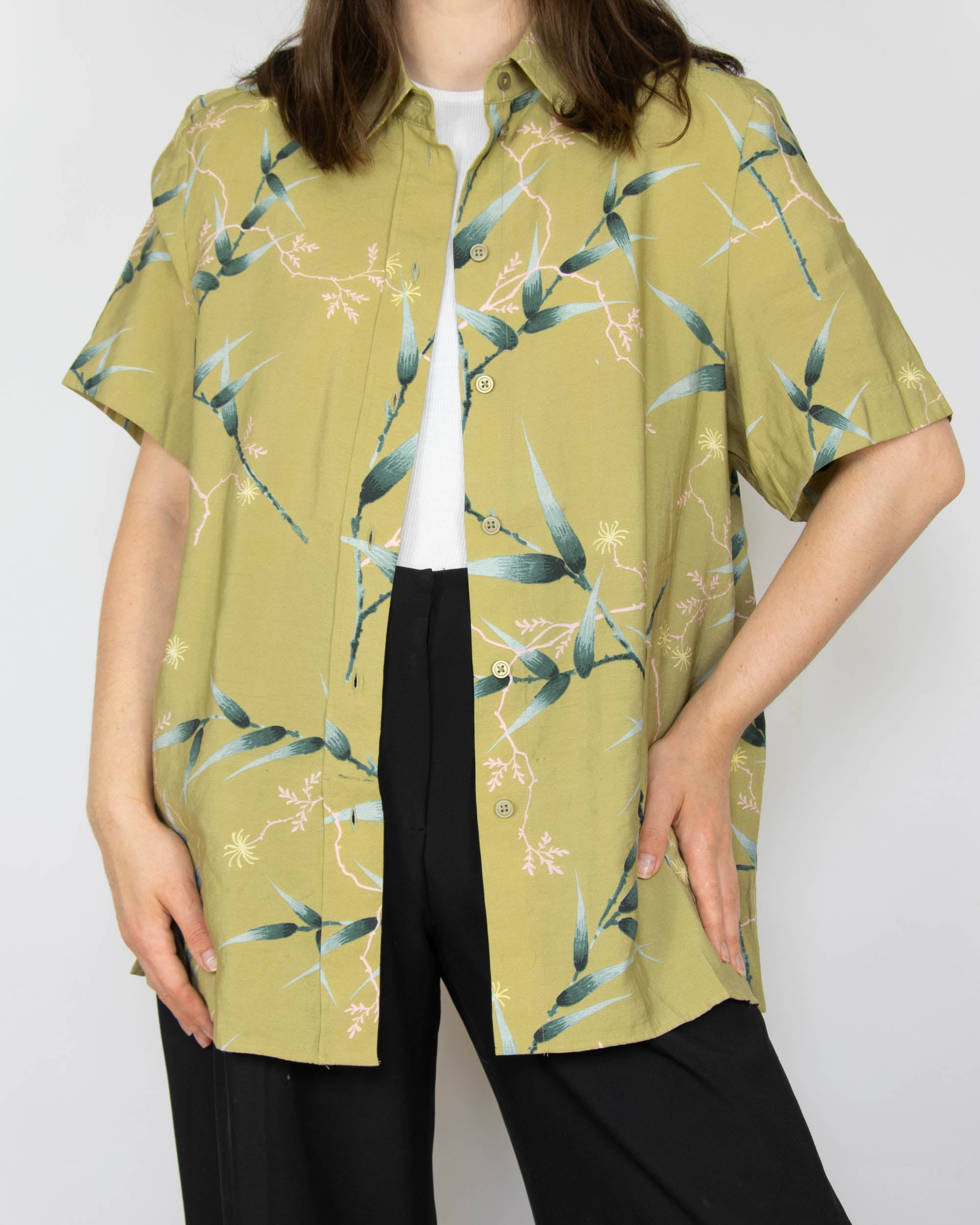 Zielona khaki&nbsp;(modal) koszula z krótkim rękawem w roślinny print marki COS