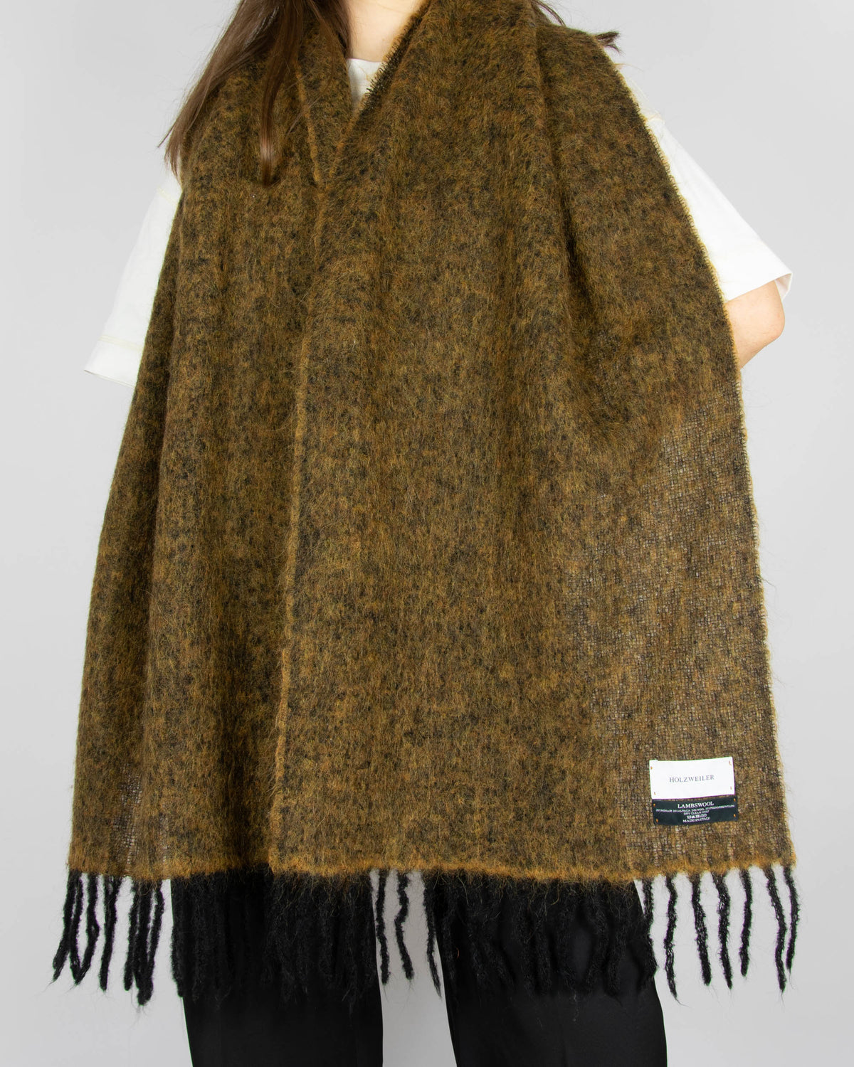 Szal norweskiej designerskiej marki Holzweiler. Wykonany we Włoszech.